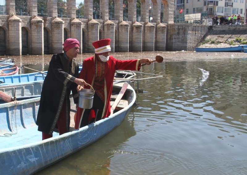 Temsili Nasrettin Hoca kuraklığa dikkati çekmek için Beyşehir Gölü'ne maya çaldı