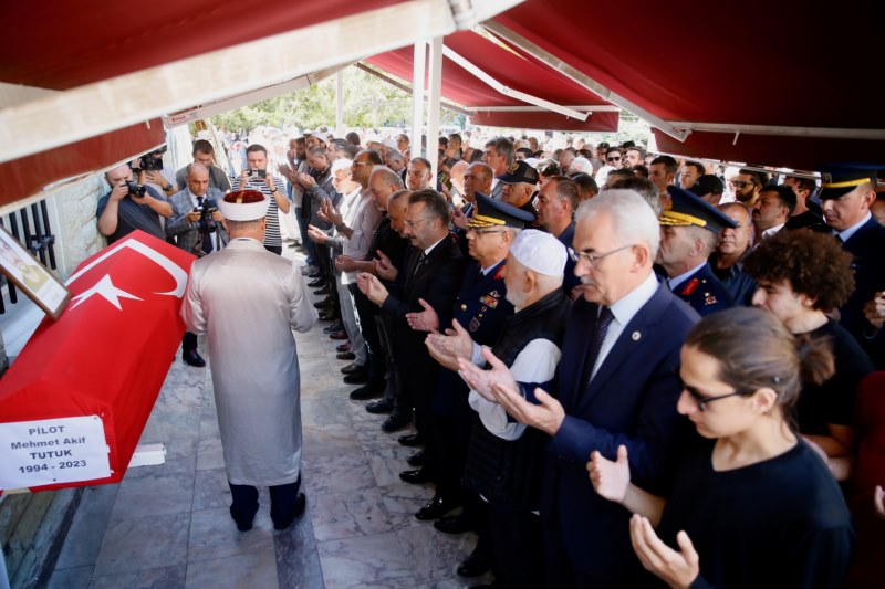 Hayatını kaybeden pilot Eskişehir'de son yolculuğuna uğurlandı