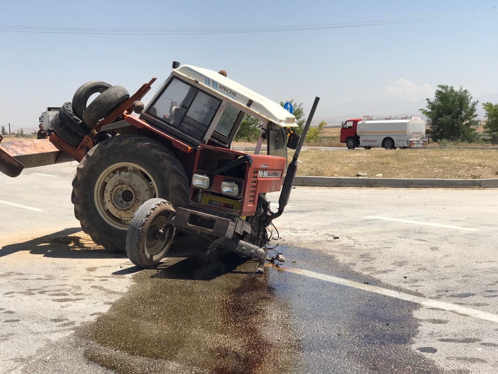 Otobüse çarpan traktör sürücüsü ağır yaralandı