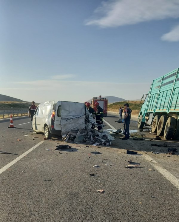 Kamyona çarpan hafif ticari araçtaki 2 kişi öldü