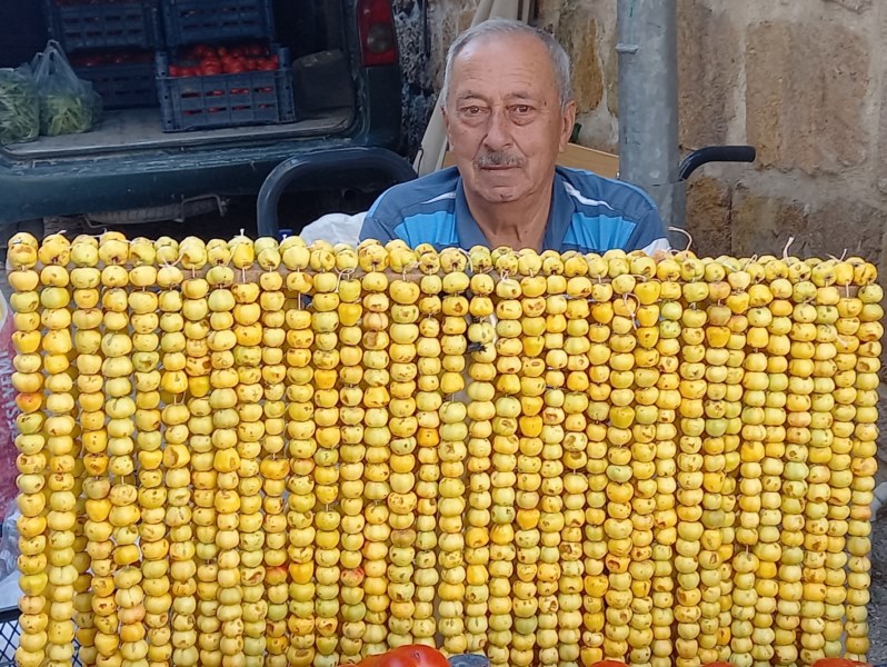 Pazar tezgahlarında alıçlar satışa sunuldu