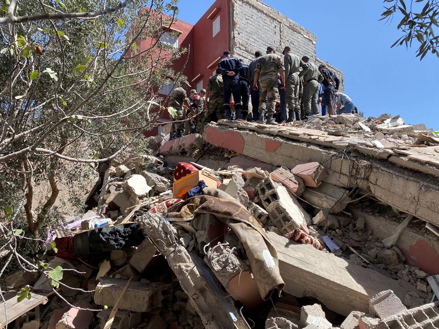 Hatay’da ağır hasarlı binaların yıkımı sürüyor