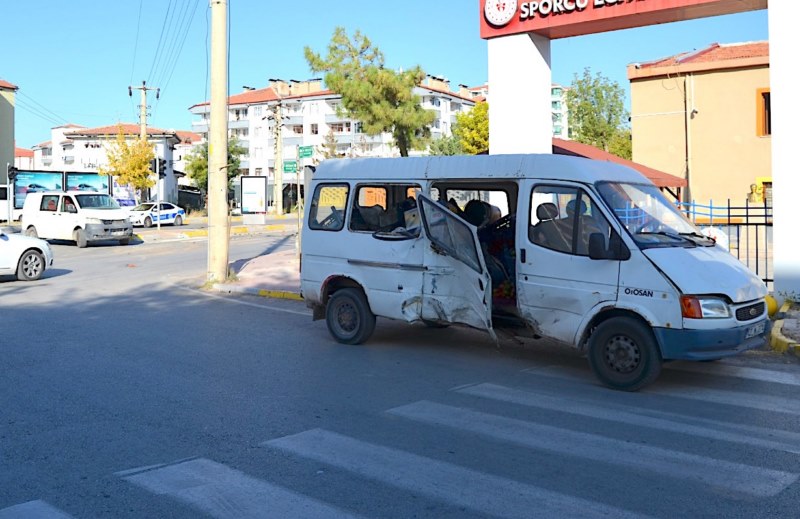 Minibüs ile panelvanın çarpıştığı kazada 5 kişi yaralandı