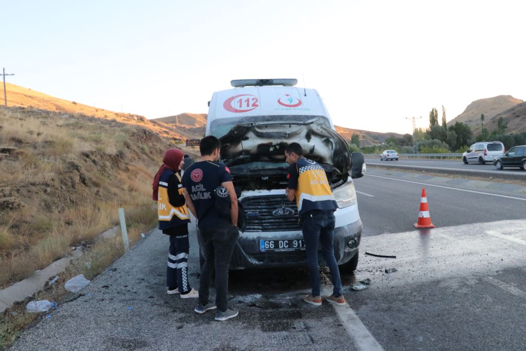 Seyir halindeki ambulans alev aldı