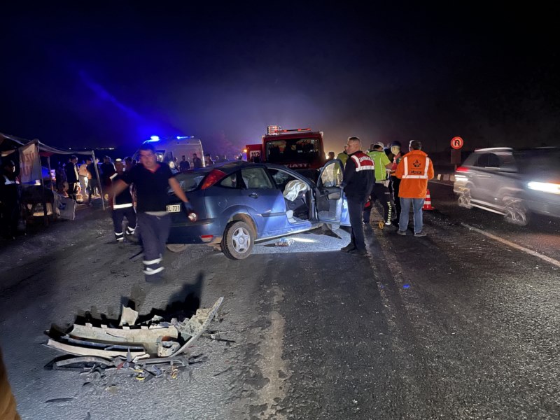 Kamyon ile otomobilin çarpıştığı kazada 1 kişi öldü, 2 kişi yaralandı