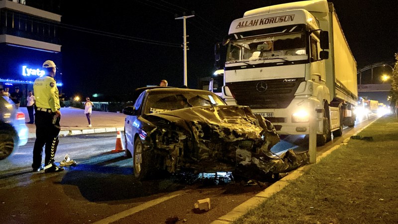 Otomobilin tıra çarptığı kazada bir kişi yaralandı