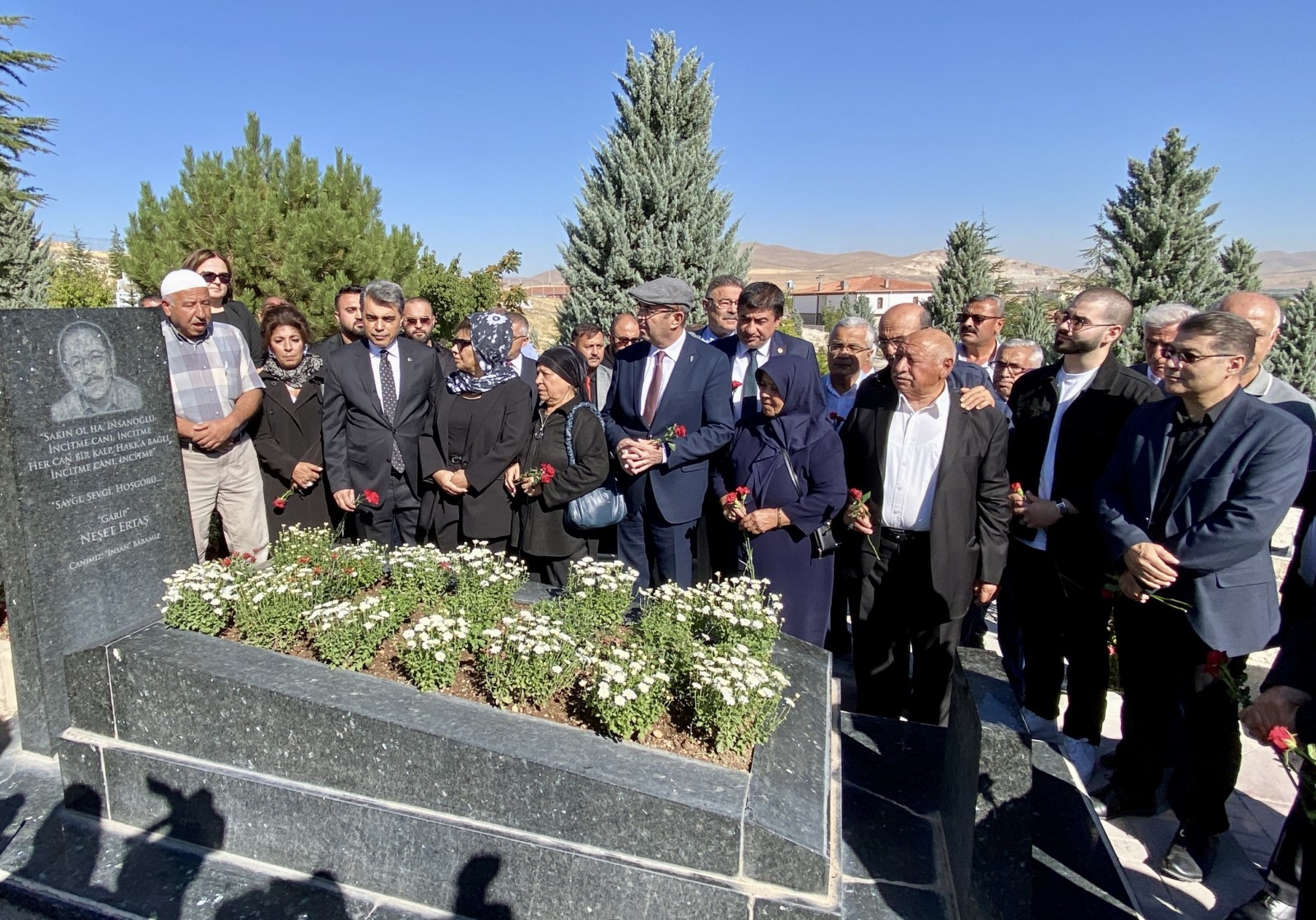 Halk ozanı Neşet Ertaş mezarı başında anıldı