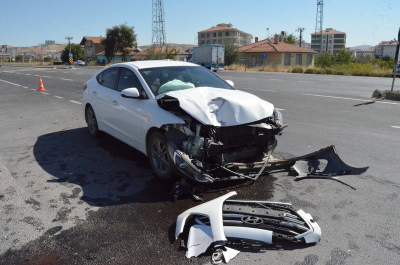 Otomobil ile hafif ticari aracın çarpışması sonucu 4 kişi yaralandı