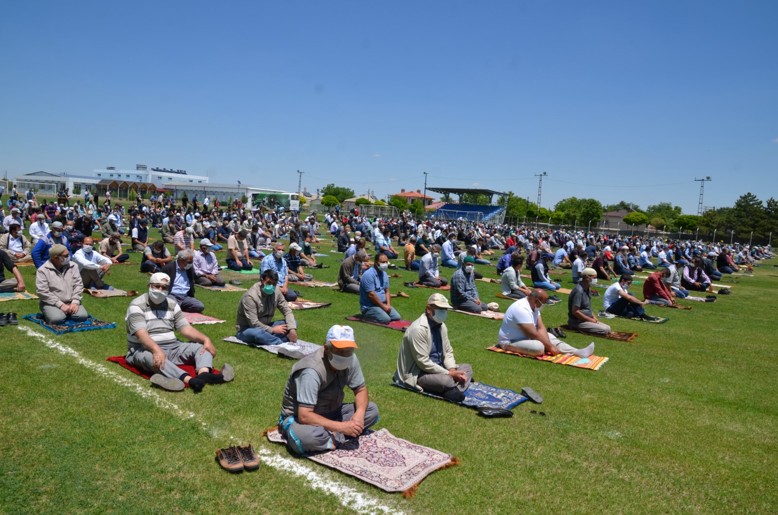 Mesafeli ikinci Cuma namazı kılındı