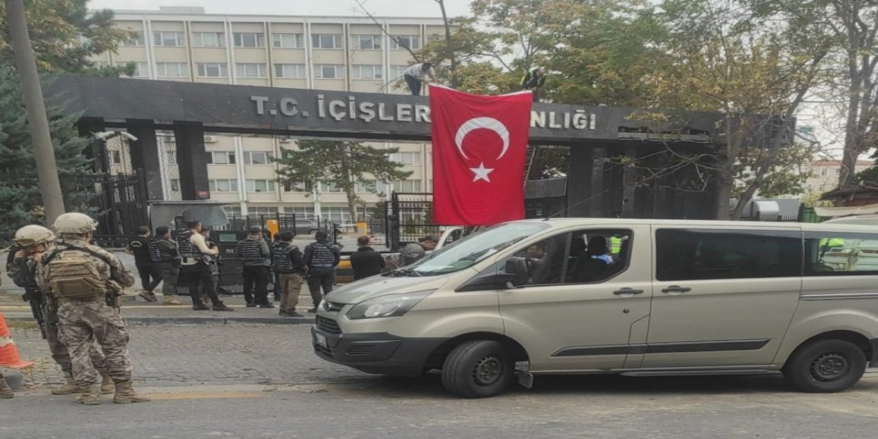 Terör saldırısının düzenlendiği Emniyet Genel Müdürlüğü kapısına Türk bayrağı asıldı