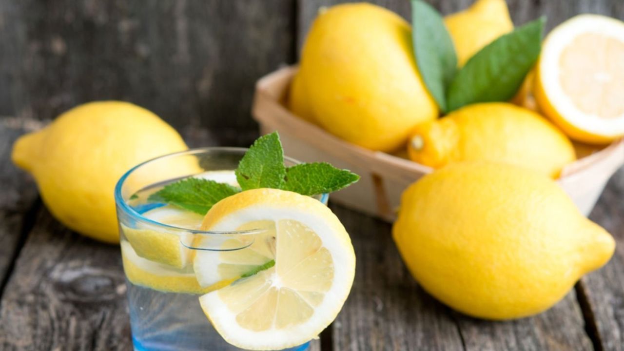 Her sabah limonlu su içenler dikkat! Vücudunuza ne yaptığına inanamayacaksınız