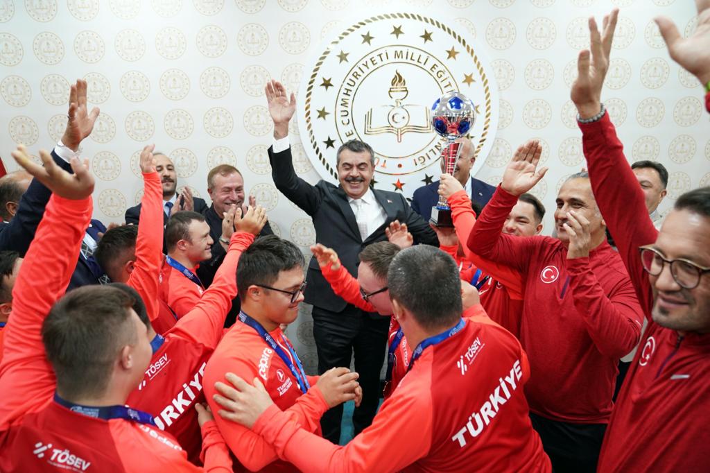 Bakan Tekin, Futsal Milli Takımını ağırladı