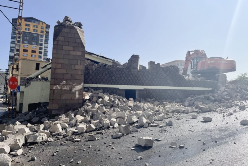 Statik bakımdan tehlikeli olan cami ile minaresi yıkılmak zorunda kalındı