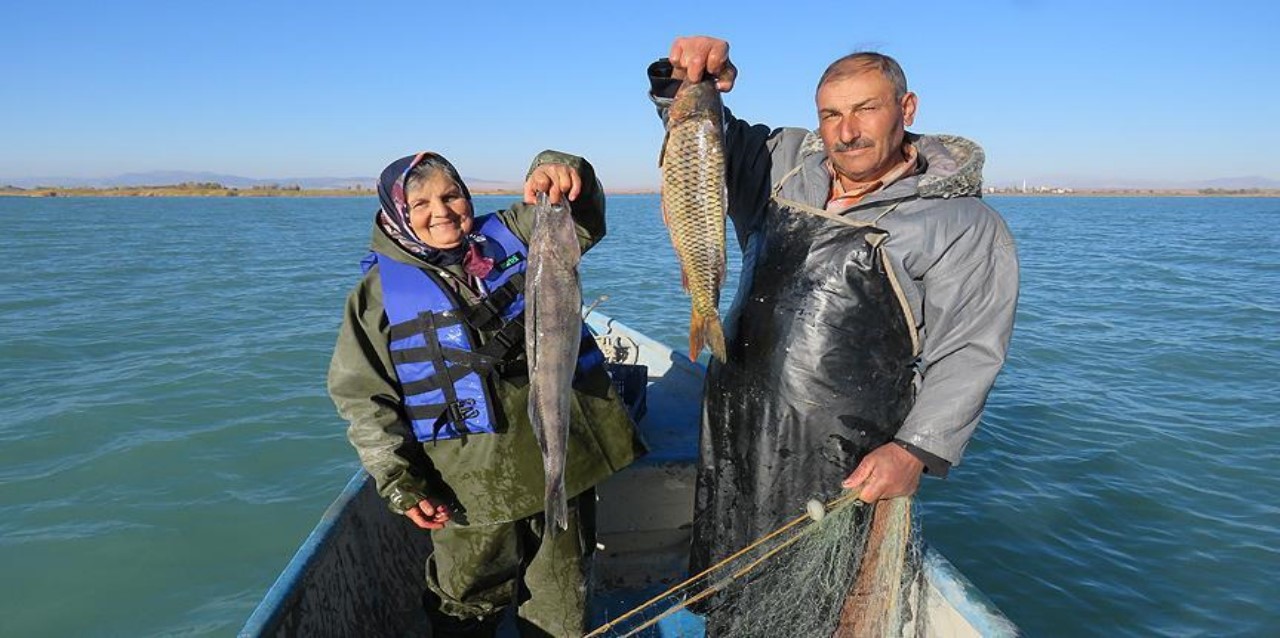 Balıkçı çift 30 yıldır birlikte avlanıyor