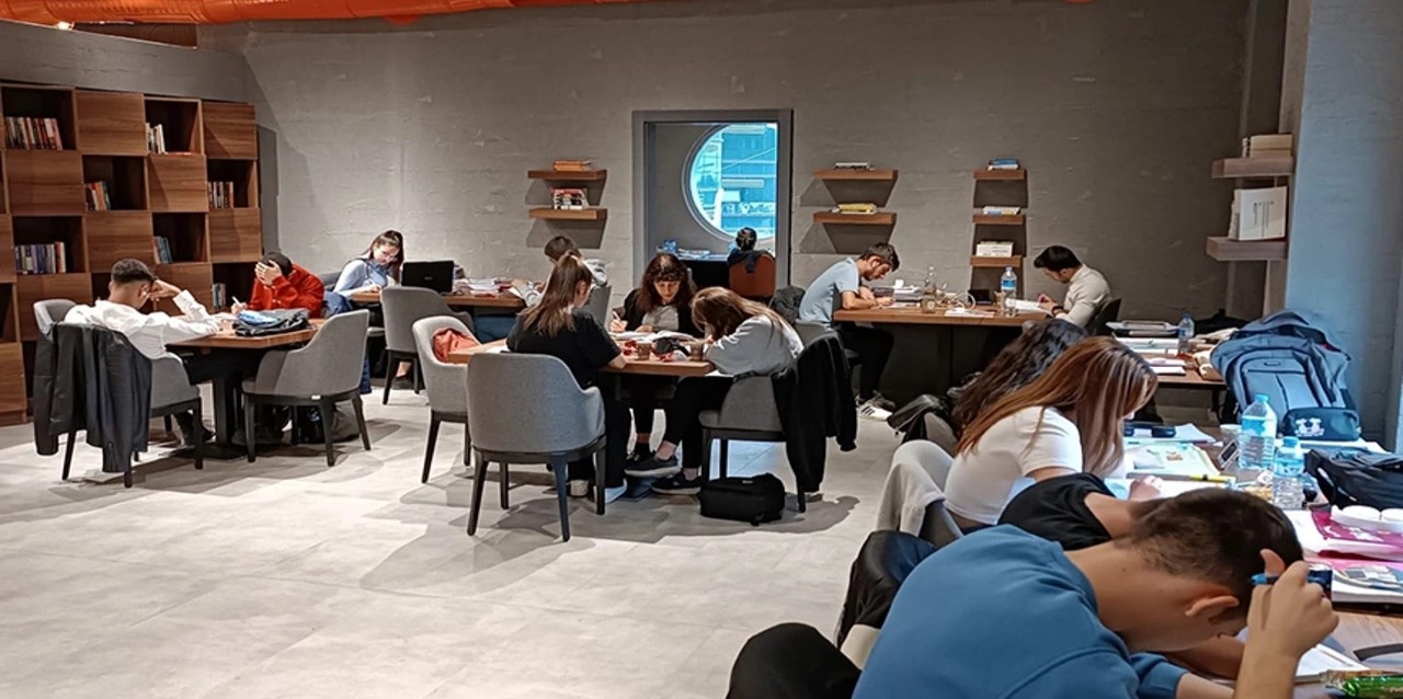 Dönemeç Kitap Kafe’ye öğrencilerden yoğun ilgi