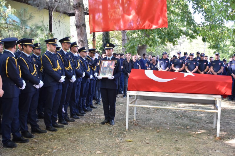 Yangından etkilenerek şehit olan itfaiye eri son yolculuğuna uğurlandı