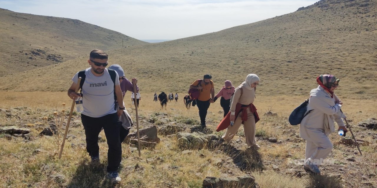 Karacadağ'ın zirvesine yürüyüş düzenlediler