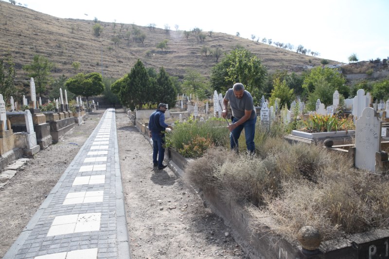 Mezarlıkta şüpheli ölüm