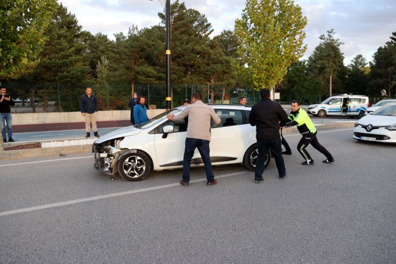 İki otomobilin çarpıştığı kaza sonucu 5 kişi yaralandı