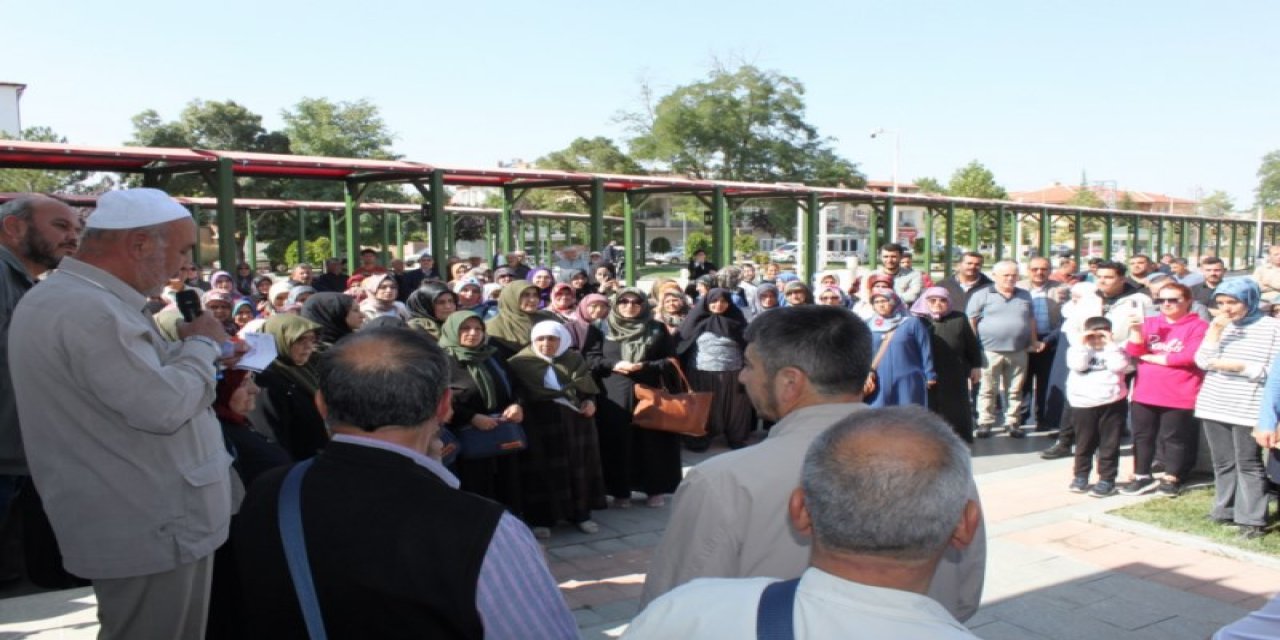 Umreciler dualarla uğurlandı