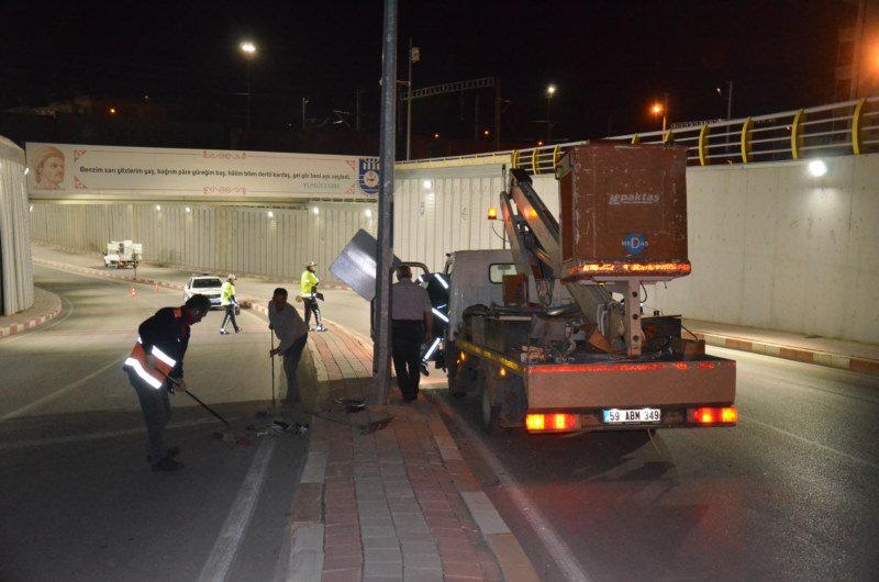 Aydınlatma direğine çarpan motosiklet sürücüsü hayatını kaybetti