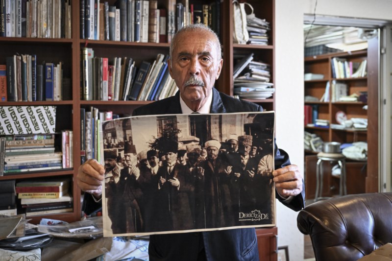 Koleksiyoner Atatürk'ün TBMM'de dua ettiği fotoğrafın bulunduğu koleksiyonunu Türk Tarih Kurumuna bağışladı