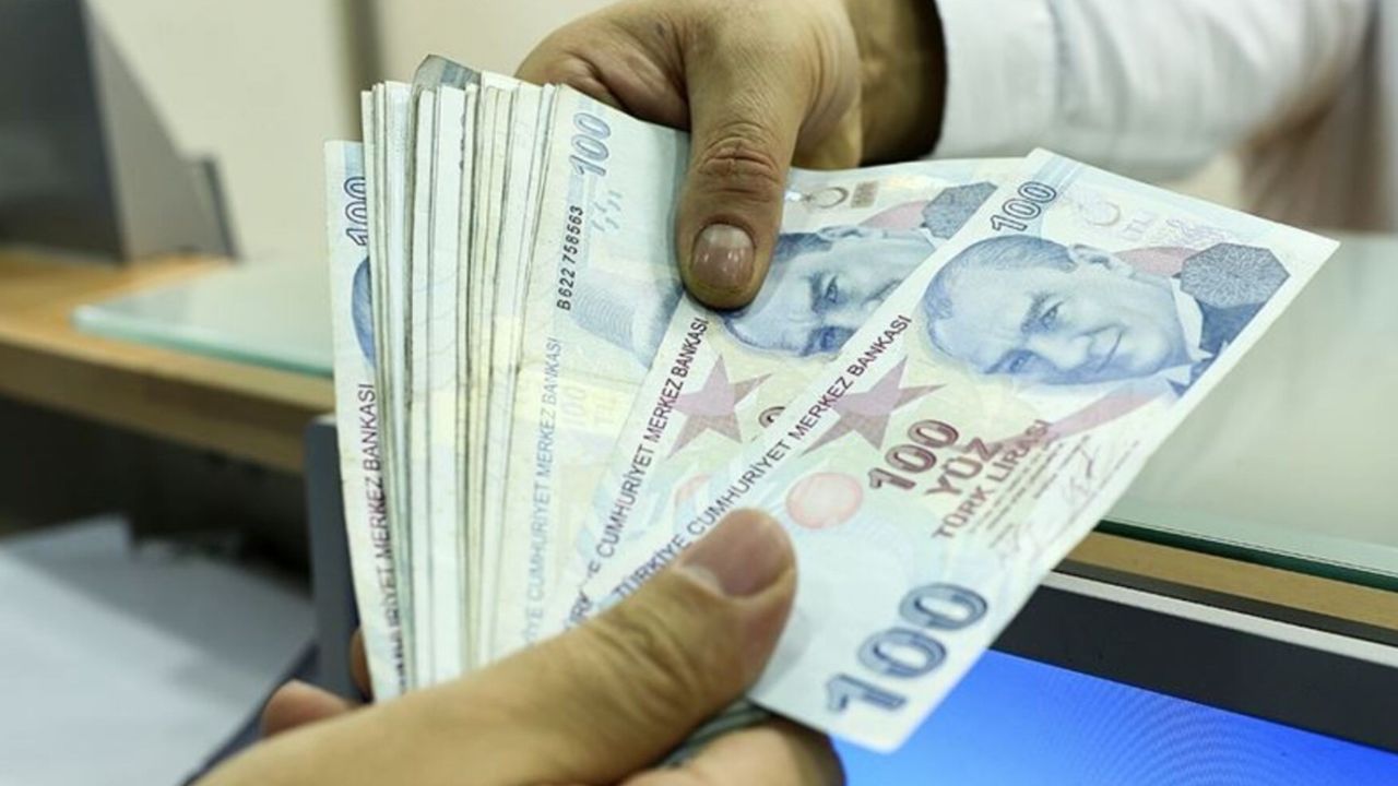 Emeklilere düğün bayram ettiren 12.500 TL ödeme! O banka şubeye geleni boş çevirmiyor