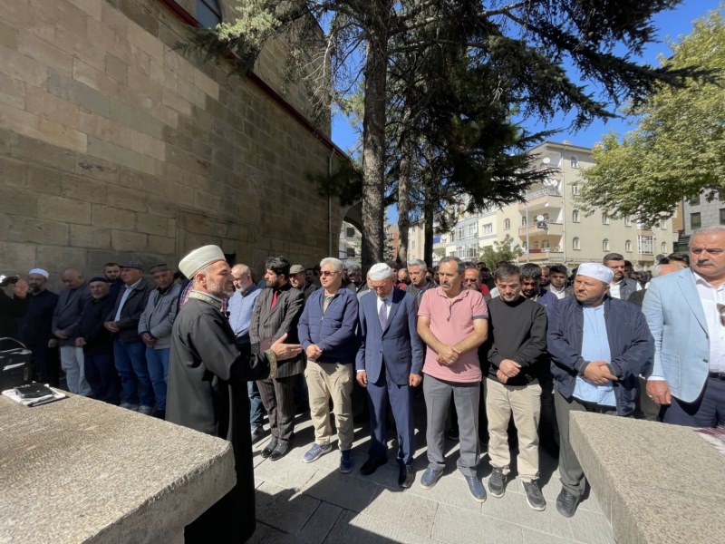 Filistin'de hayatını kaybedenler için gıyabi cenaze namazı kılındı