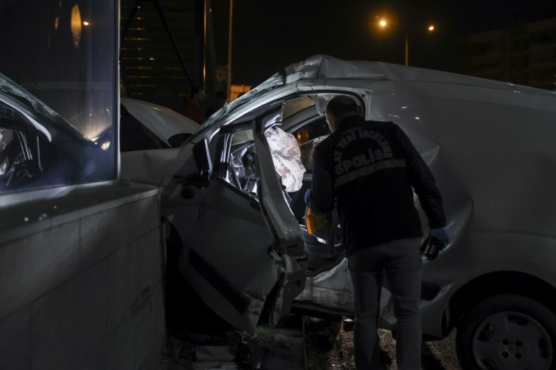 Üst geçidin ayağına çarpan aracın sürücüsü ve yanındaki bir kişi hayatını kaybetti