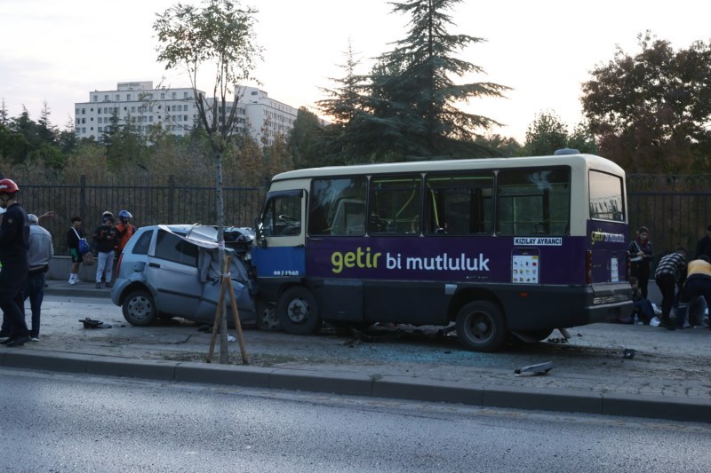 Otomobil ile dolmuşun çarpıştığı kazada 1 kişi öldü, 14 kişi yaralandı