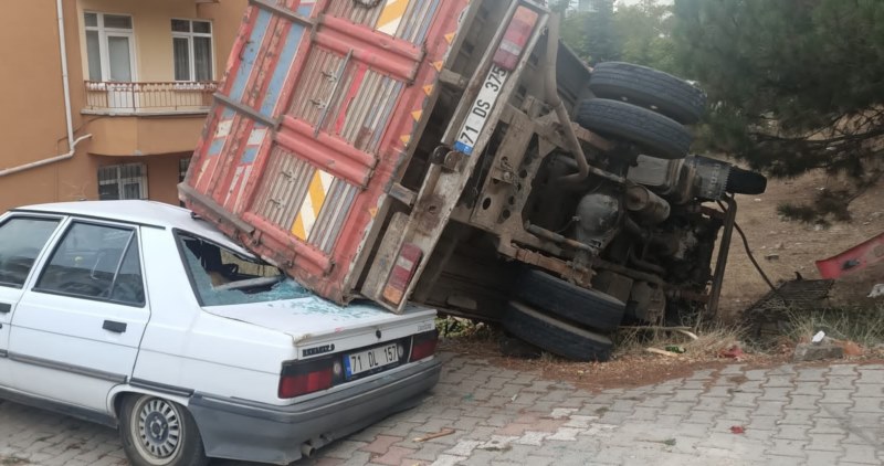 Direksiyon hakimiyetini kaybeden sürücü park halindeki 5 araca çarptı