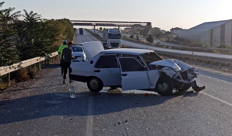 İki otomobilin çarpışması sonucu oluşan kazada 3 kişi yaralandı