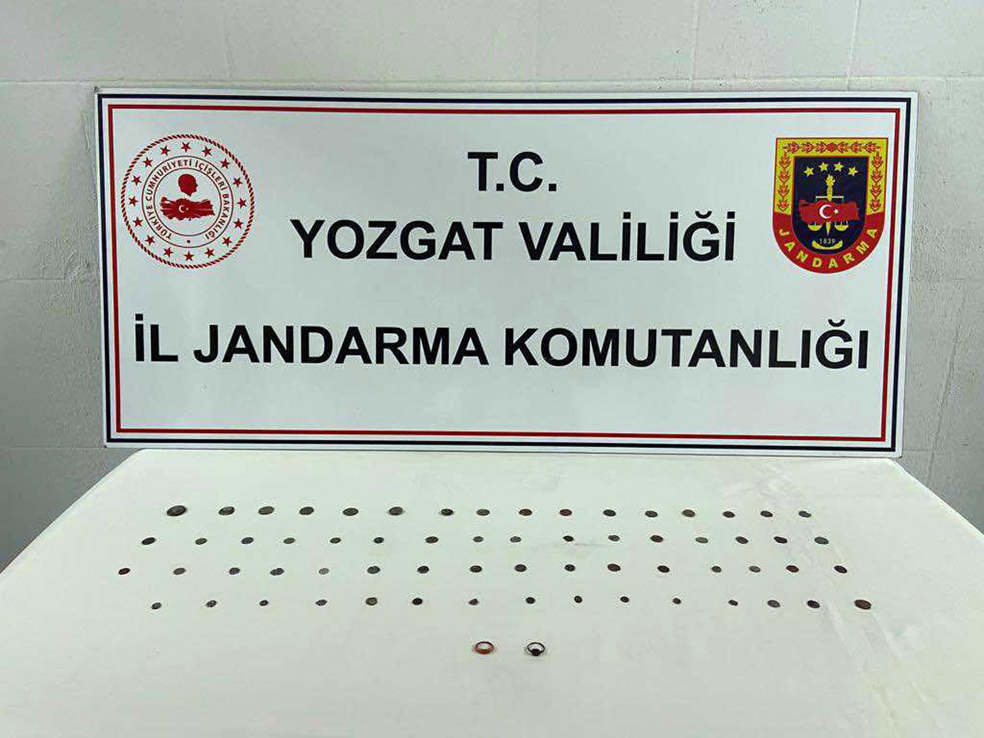 Arama yapılan bir otomobilde 63 sikke ve 2 yüzük ele geçirildi