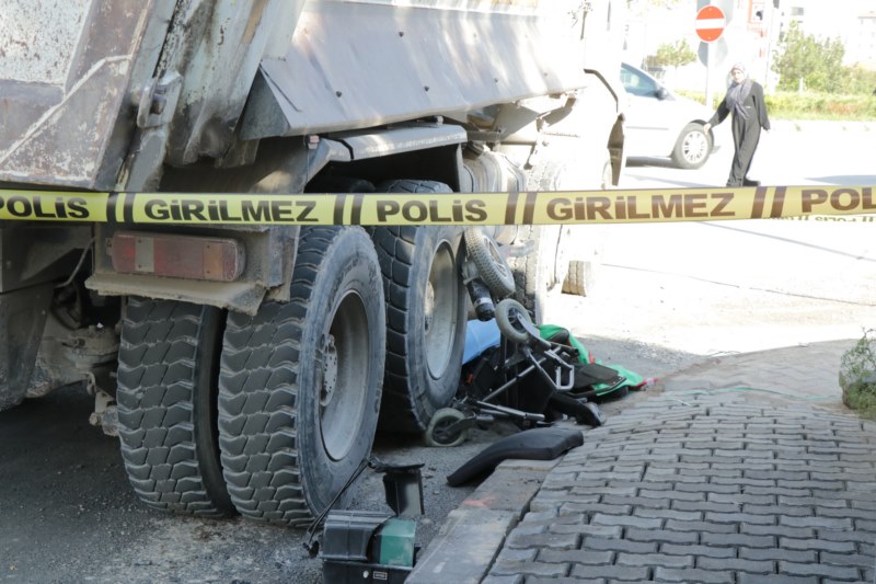 Tekerlekli sandalyesiyle kamyonun altında kalan genç öldü