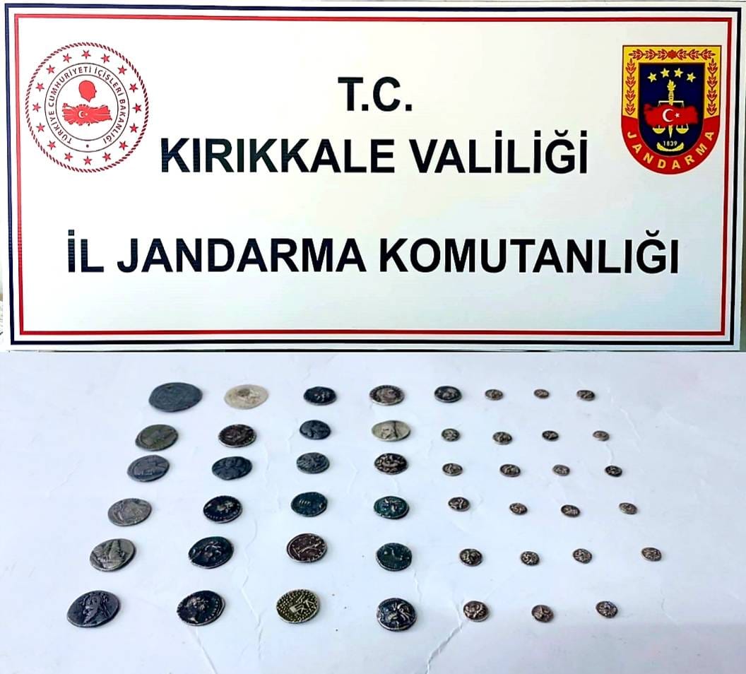 Yolcu otobüsünde 2 yolcunun üzerinde sikke ele geçirildi