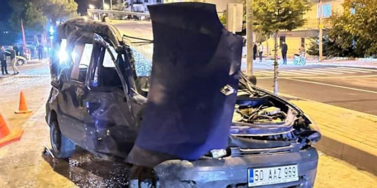 Otomobille hafif ticari araç çarpıştı; 1 kişi öldü, 2 kişi yaralandı