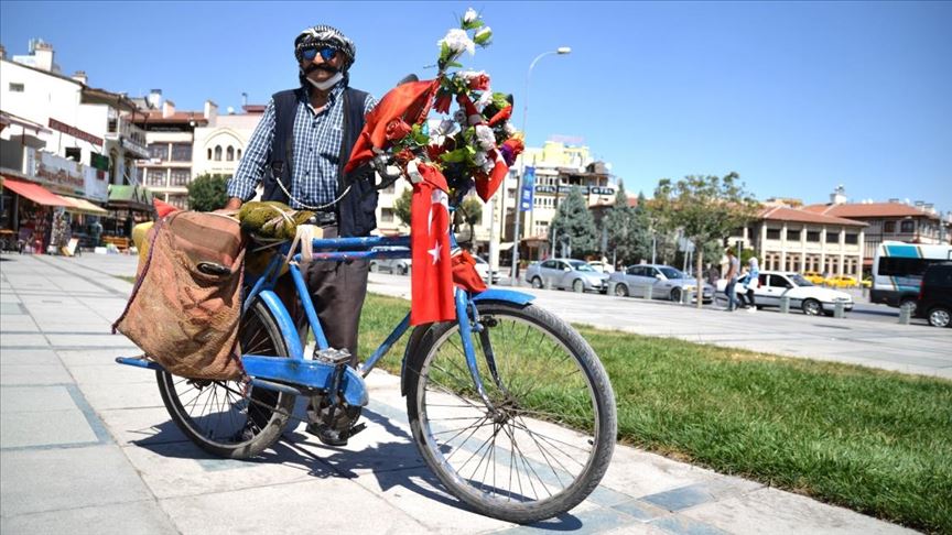 Süslü 'yol arkadaşı'nın 30 yıldır pedalını çeviriyor