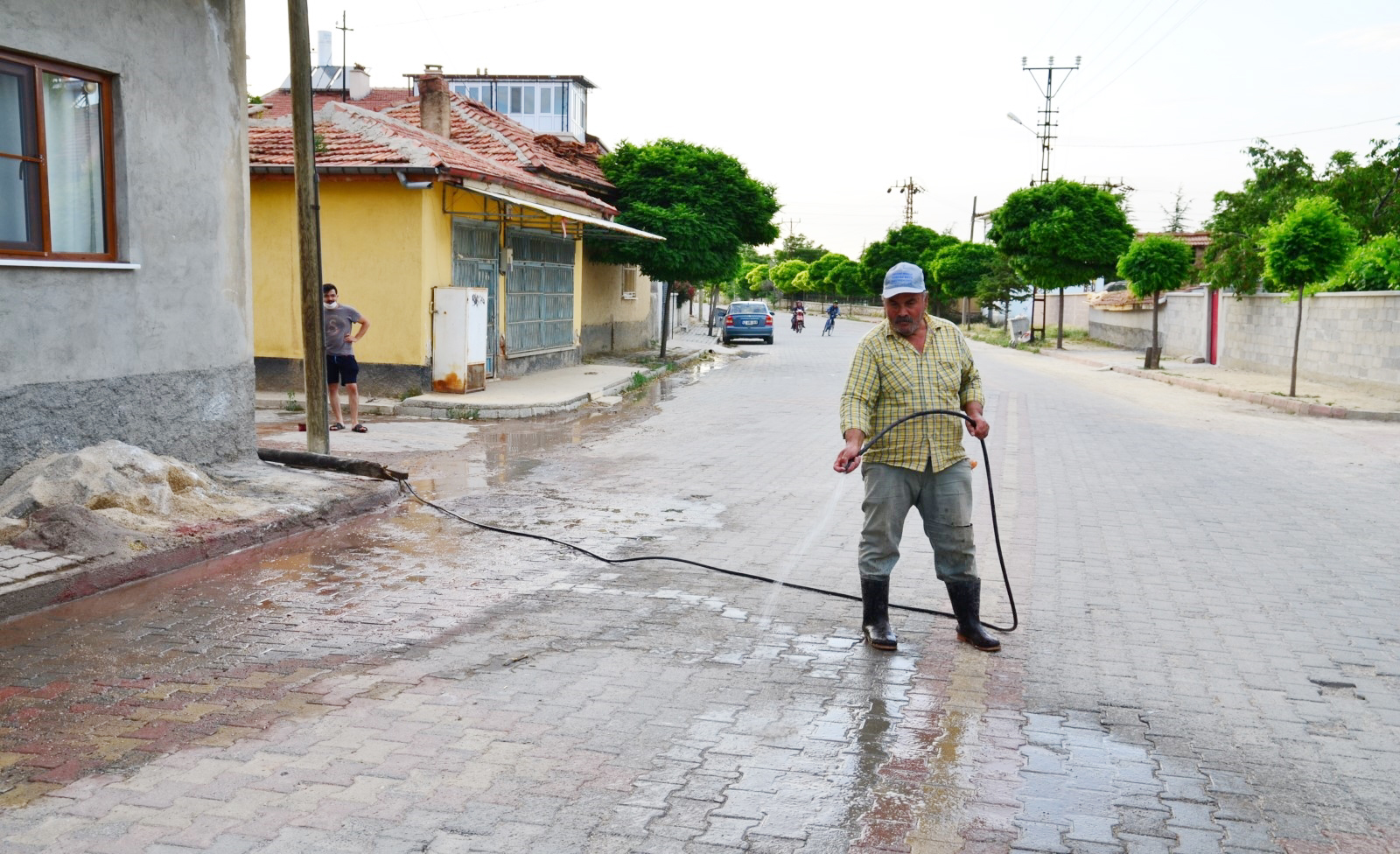 Rahmi Dikmen yolları suluyor