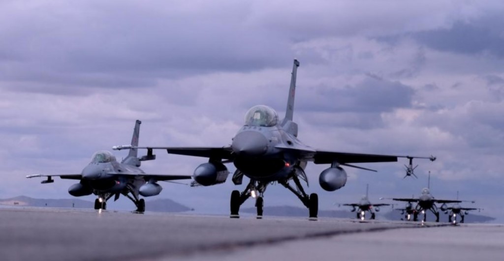 F-16’lar öğrencilerin nefesini kesti