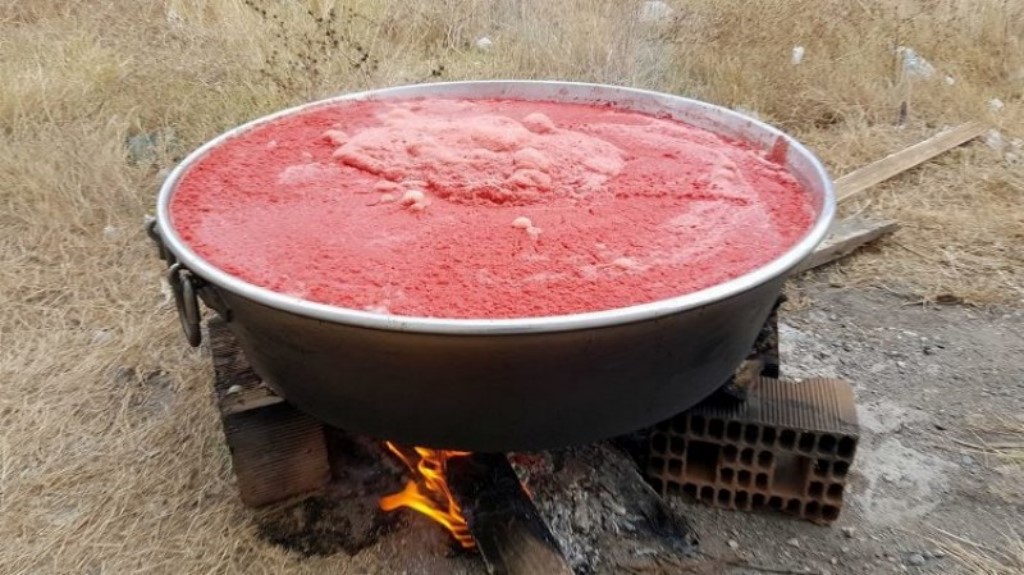 Yetiştirdikleri domatesten ihtiyaç sahiplerine salça yapıyorlar