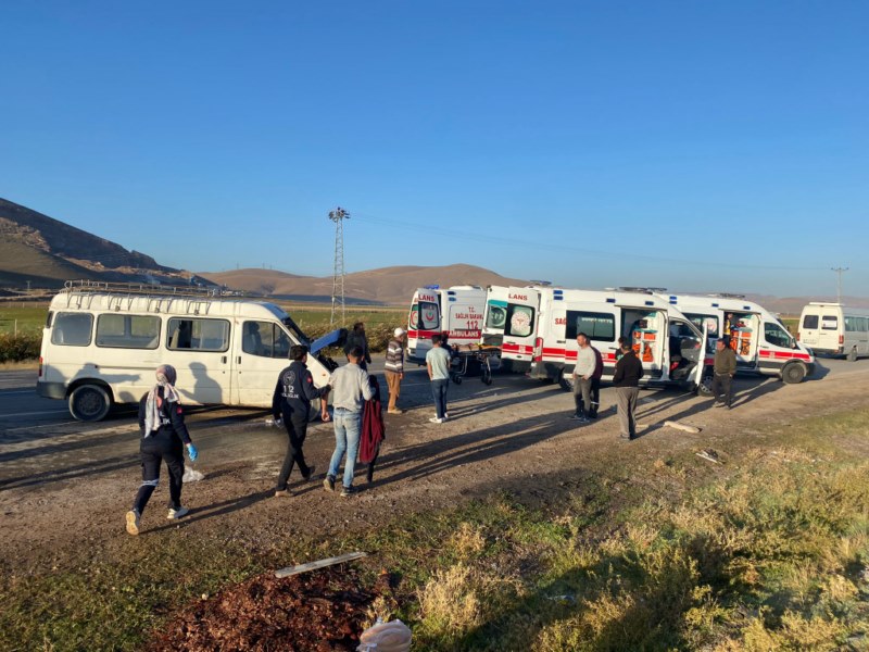 Minibüs ile yakıt tankeri çarpıştı, 15 yaralı var