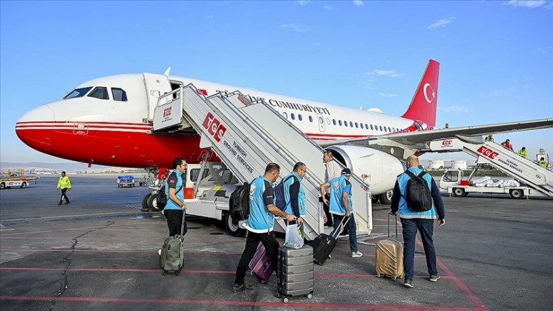 Gazze'ye ilaç ve tıbbi malzeme yardımı taşıyan uçak, Mısır'a ulaştı