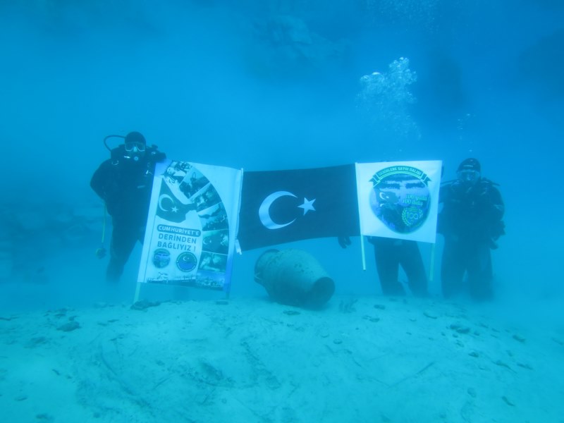 Balık adamlar su altında Türk bayrağı açtı