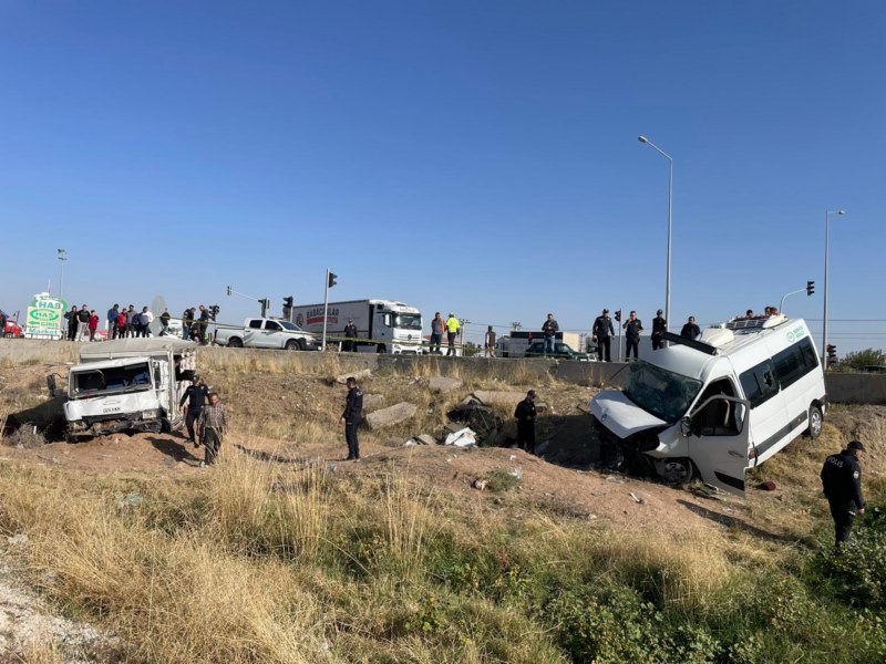 İşçi servisi ile kamyonet çarpıştı. 2 kişi ölü, 19 kişi yaralı var