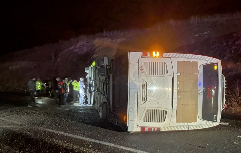 Yolcu otobüsü devrildi, 38 yaralı var