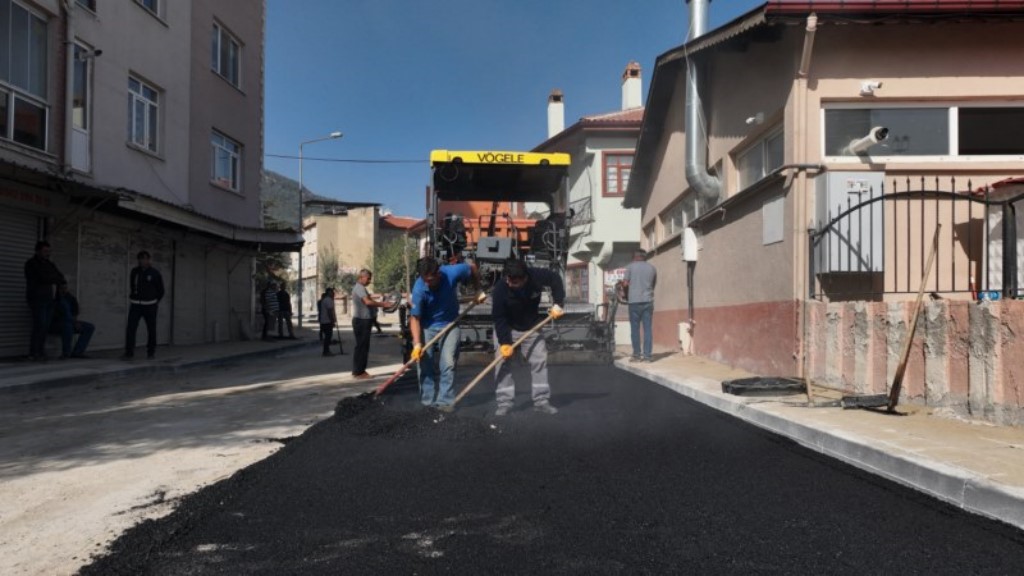 Büyükşehir Akşehir’i sıcak asfaltla donatıyor