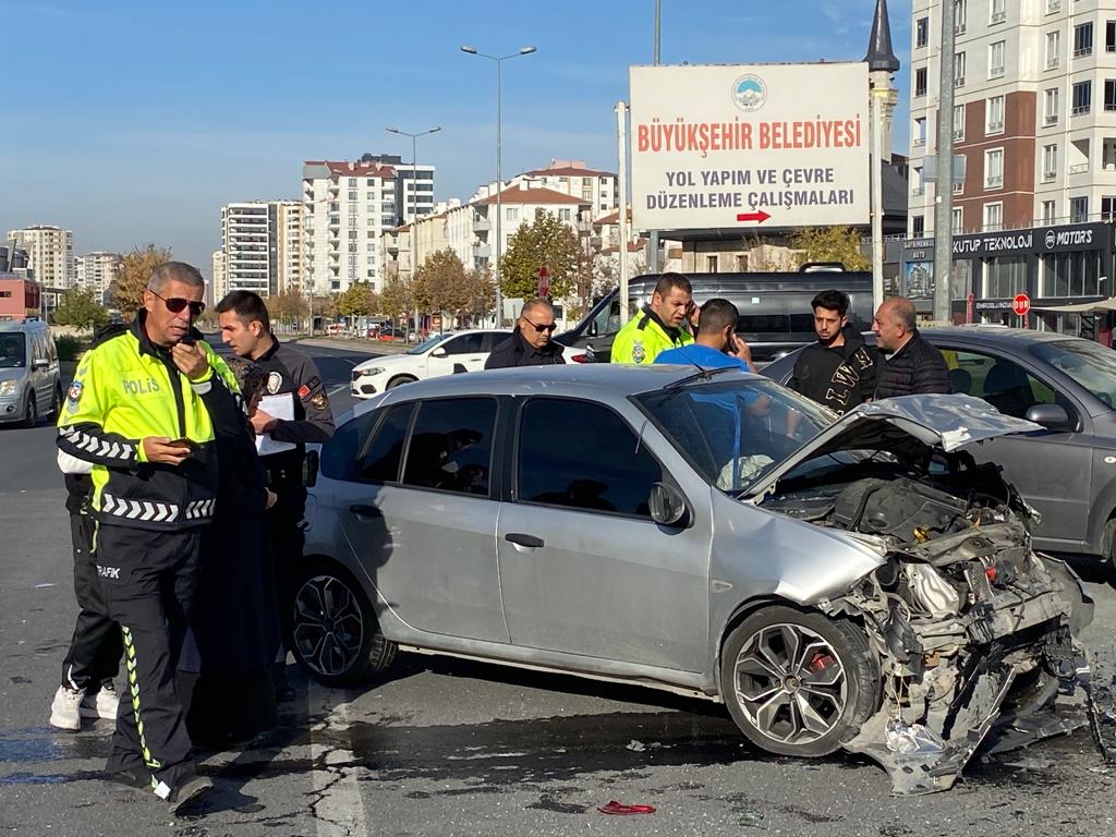 İki otomobilin çarpıştığı kazada 2 kişi yaralandı