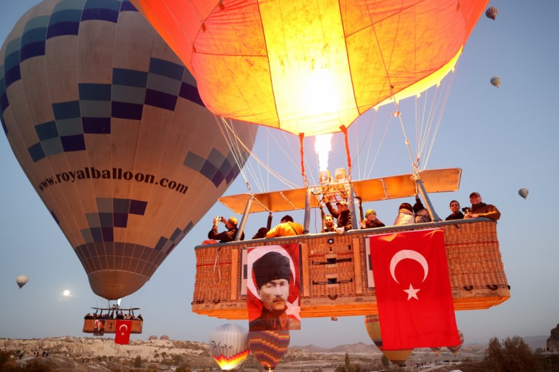 Kapadokya Türk bayraklarıyla renklendi