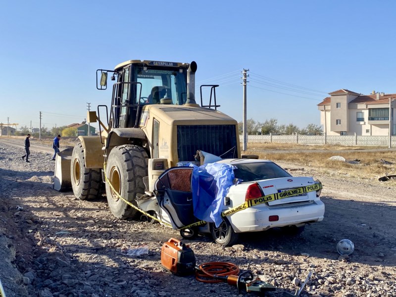 Park halindeki iş makinesine çarparak can verdi