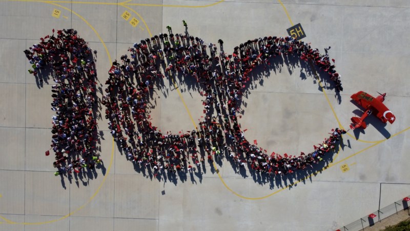 Kadın akrobasi pilotu 100. yılı özel uçuşuyla kutladı